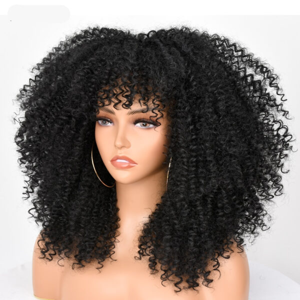Tête de mannequin portant une perruque afro naturelle noire à frange.