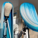 Perruque naturelle aux cheveux lisses 20 pouces bleus et blancs sur une tête de mannequin dans un salon d'appartement.