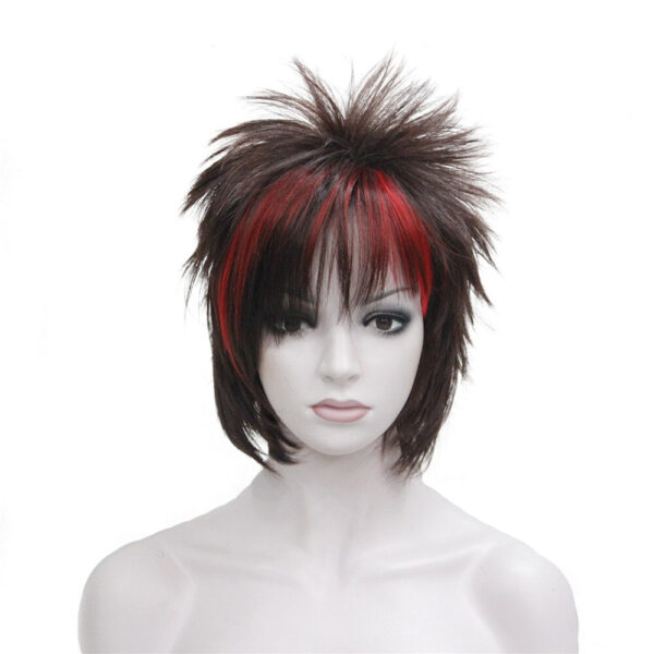 Buste de mannequin avec une perruque noire courte avec des mèches rouges sur le devant