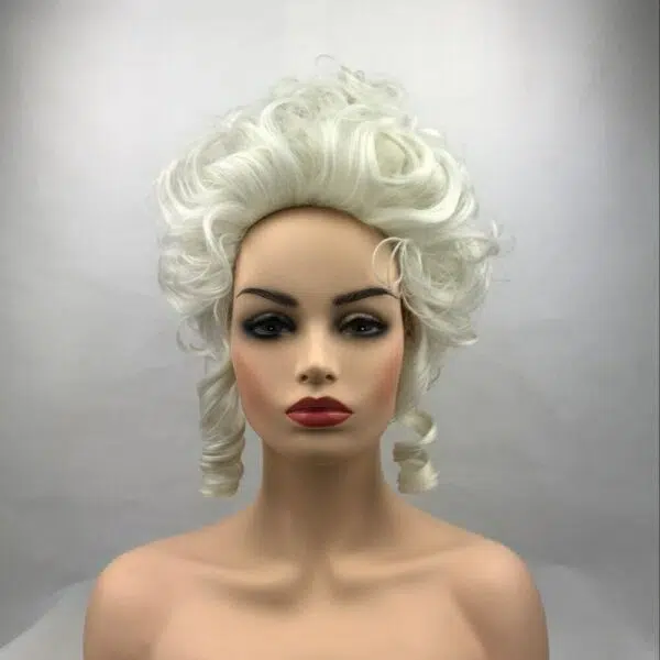 Buste de mannequin maquillé avec une perruque blanche à boucle