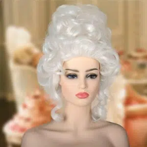 Buste de mannequin maquillé de face avec une perruque blanche de Marie-Antoinette sur la tête