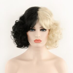 On voit un buste de mannequin coiffé d'une perruque de Cruella, un côté noir, un côté blond.