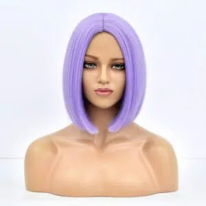 Buste de mannequin avec une perruque violette carrée lisse