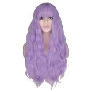 Buste de mannequin avec une perruque violette longue et ondulée avec une frange
