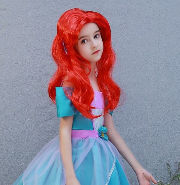 Perruque de sirène rouge vif à longs cheveux sur petite fille à la robe bleue de princesse.