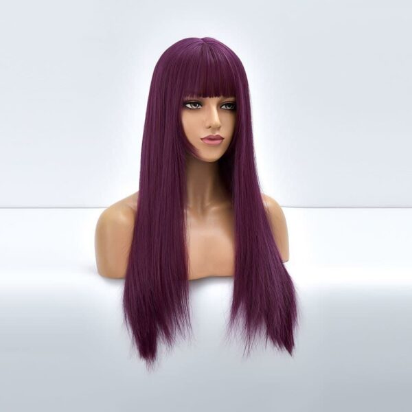 Buste de mannequin avec une perruque violette à frange aux cheveux très longs lisses