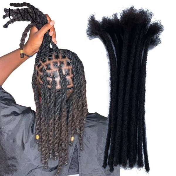 Femme de dos montrant son crâne en levant sa perruque de tresses africaines style dreadlocks noires sur fond blanc.
