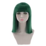 mannequin portant une perruque verte de cheveux courts lisses avec une frange