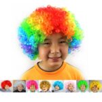 Photo d'enfants portant des perruques de clown bouclées et colorées