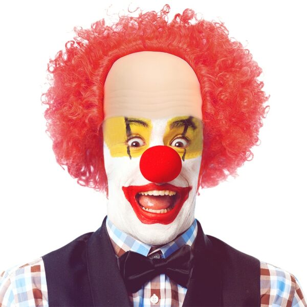 clown portant une perruque au crane chauve et cheveux bouclés rouges