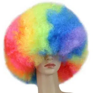 Perruque de disco afro multicouleurs sur tête de mannequin.