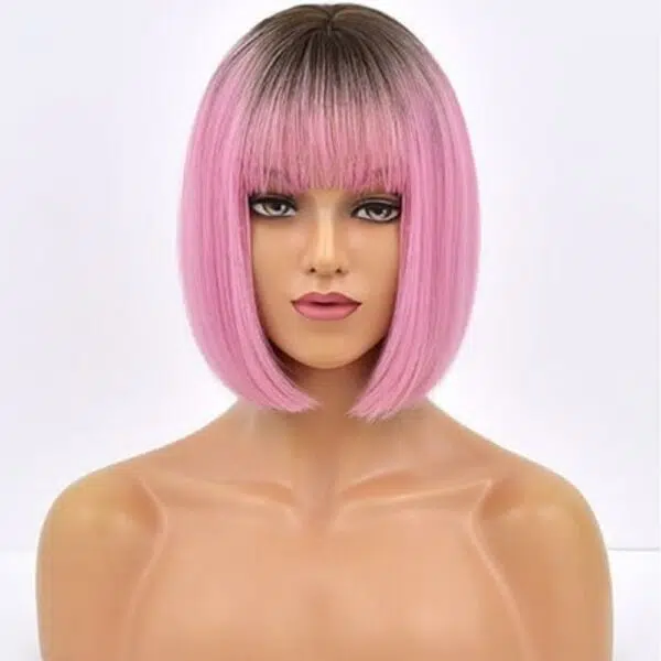 Buste de mannequin avec une perruque rose dégradé avec une frange