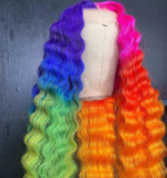 Perruque sur un mannequin, chevelure multicolore extra-longue.