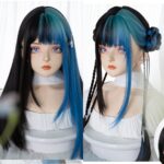 La photo est séparée en deux : d'un côté un buste qui porte une perruque noire et bleue lisse, de l'autre le même buste avec la même perruque coiffée de deux petits chignons.
