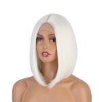 Perruque blanche mi-longue lisse, portée par une tête de mannequin
