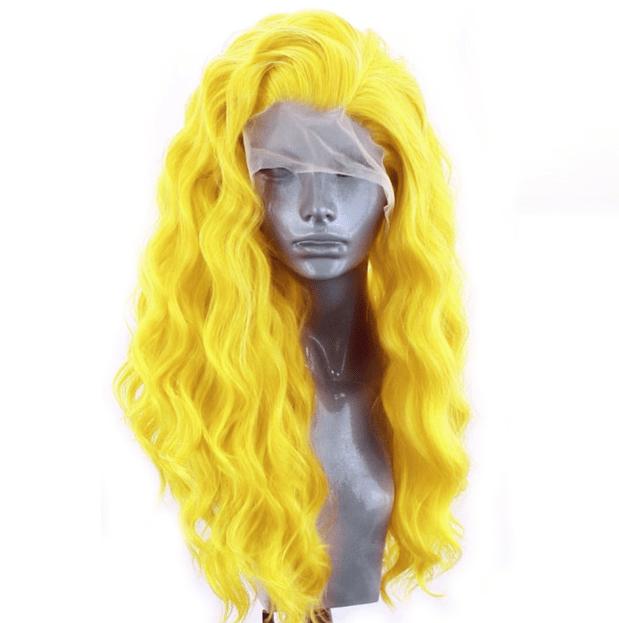On voit une tête de mannequin en plastique gris avec une perruque jaune poussin longue et ondulée.
