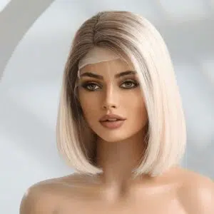 Tête mannequin portant une perruque blonde coupe carré plongeant, cheveux naturels, sur fond gris