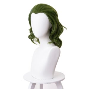 Buste de mannequin blanc posé sur un tabouret blanc avec une perruque verte mi-longue ondulée