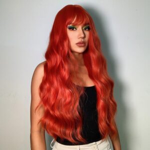 femme portant une perruque rouge de cheveux longs ondulés avec une frange