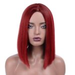 Photo d'un mannequin portant une perruque rouge coupe carré court lisse