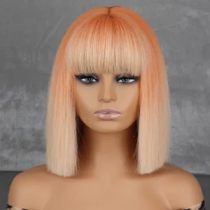 Mannequin de tête sur fond gris avec perruque orange carré mi-longue aux cheveux lisses