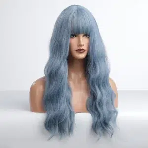 Mannequin de tête sur fond gris avec perruque bleu aux cheveux longs et ondulés jusqu'au buste.