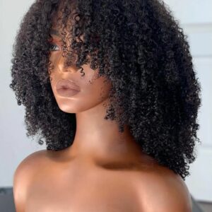 Mannequin avec une perruque afro brune mi longue, fond blanc.