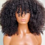 Buste et tête de mannequin portant une perruque afro naturelle noire.