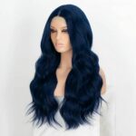 Mannequin de tête sur fond blanc avec longue perruque ondulée bleue foncé