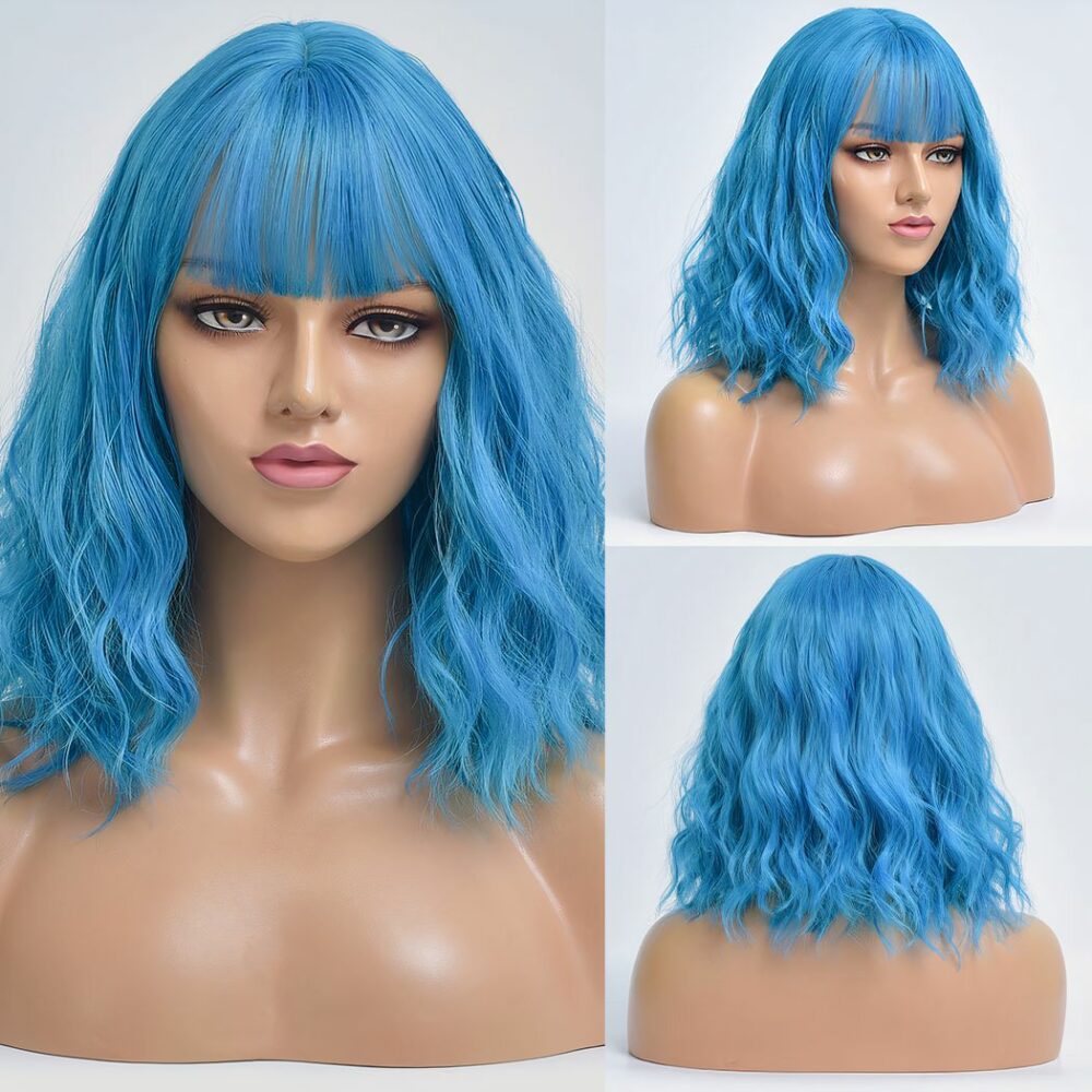 3 vignettes avec mannequin de face, de profil et de dos sur fond blanc portant une perruque bleue cheveux ondulés avec frange
