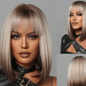 Femme portant une perruque blonde à frange sur fond gris. On la voit de face, de profil et de dos.