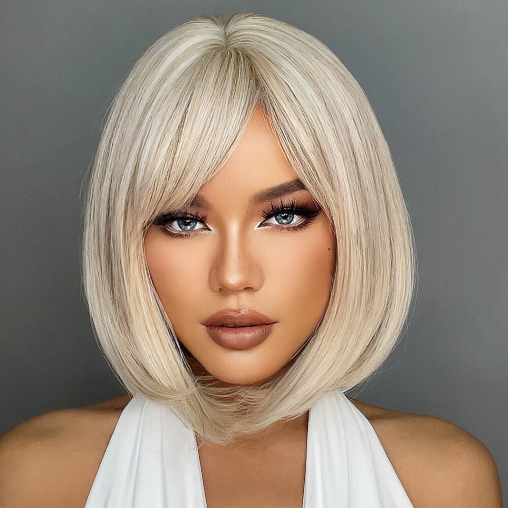 Femme portant une perruque blonde coupe au carré avec frange rideau