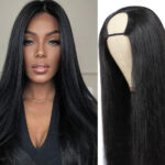 Femme portant une perruque noire longue et lisse à gauche de l'image. À droite, on voit la perruque sur un mannequin.