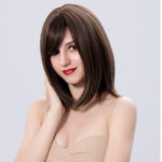 Femme blanche avec du rouge à lèvre portant une perruque brune et se tenant les cheveux sur le côté