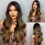 Femme portant une perruque de cheveux long châtain avec une frange rideau, vu de face, de profil et de dos.