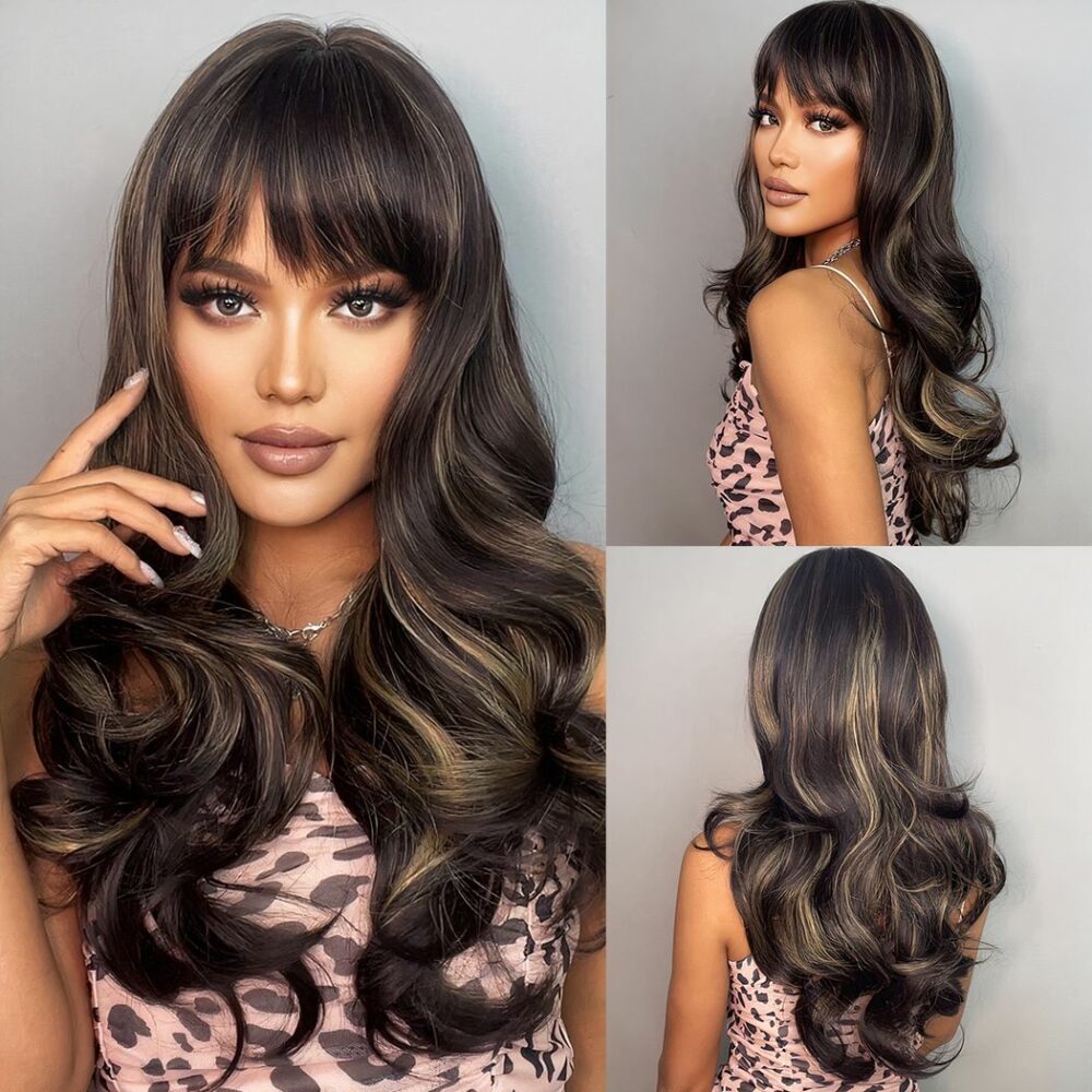 Femme portant une perruque de cheveux long avec une frange, brune avec des mèches blondes, vue de face de dos et de profil.