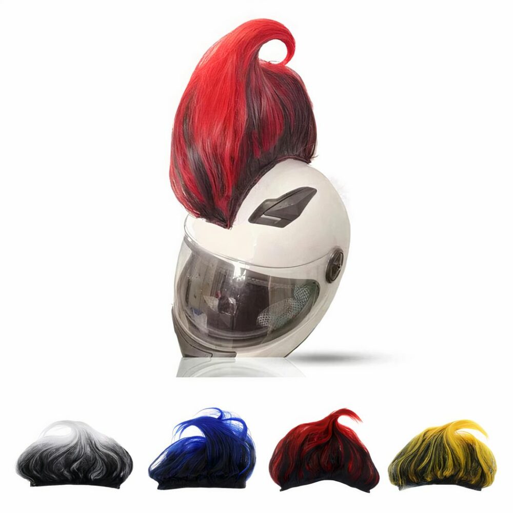 Casque de moto blanc avec une mèche de cheveux rouge collées dessus. Devant se trouvent des perruques, blanches, bleues, rouges et jaunes.