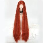 Perruque rouge, longue, avec une frange, tête de mannequin, collier noir