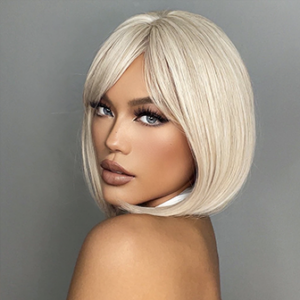 femme portant une perrque courte coupe au carré blonde avec une frange