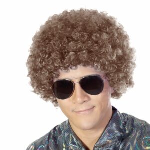 Perruque courte aux cheveux bouclés pour homme style disco sur homme aux lunettes de soleil aviateur.