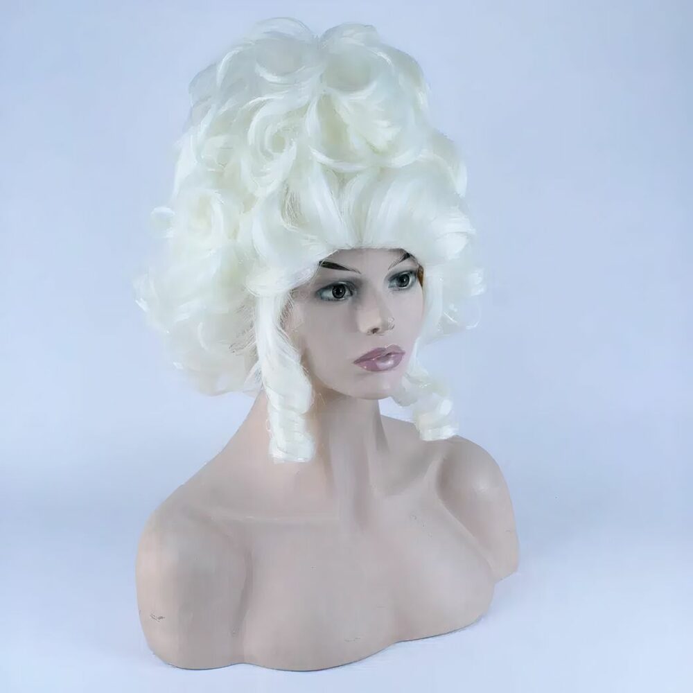 Buste de mannequin avec une perruque blanche de l'époque baroque