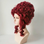 Buste de mannequin de profil avec une perruque rouge à boucle style baroque