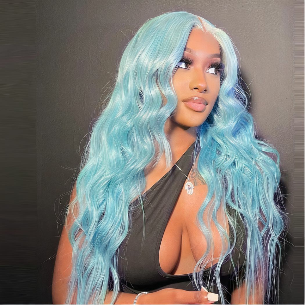 Femme en maillot de bain noir avec une perruque bleu clair, longue ondulée.