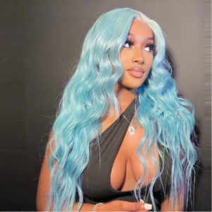 Femme en maillot de bain noir avec une perruque bleu clair, longue ondulée.