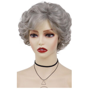 mannequin de tete avec rouge à lèvre rouge , un collier ras du cou et un collier avec pendentif portant une perruque grise courte et bouclée