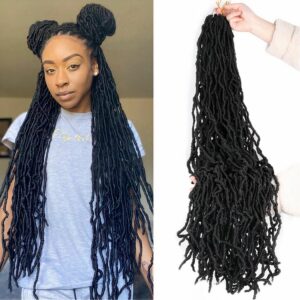 Image divisée en deux avec à droite une femme dans une chambre portant un t-shirt bleu et une perruque longues dreads noires sur la tête. A droite, les mêmes dreads sont tenues par une main sur un fond blanc.