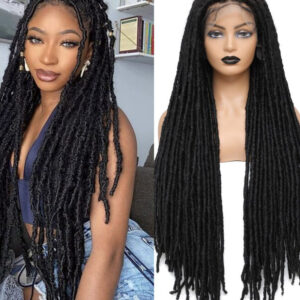 Femme habillée en bleu avec un jean troué, assise sur un lit dans une chambre et portant une une perruque de longues tresses africaines noires. On voir dans la chambre un lit, un cadre sur le mur du fond et une étagère avec des livres.