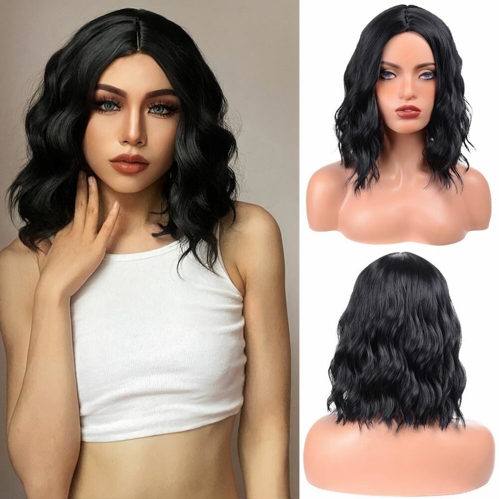 Femme portant une perruque noir de cheveux court et ondulé avec un top blanc. Sur la droite un mannequin montre la perruque de face et de dos
