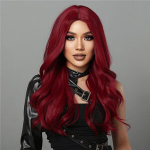 Femme maquillée avec une veste en cuir noire et portant une longue perruque ondulée rouge bordeaux sur la tête