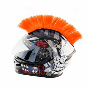 Casque de moto noir de profil avec une perruque en iroquoise orange fluo collée dessus.